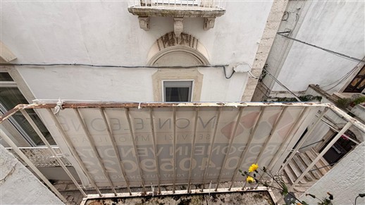 Casa Indipendente Su 3 Livelli Oltre Locale Al Piano Terra e Cantina.